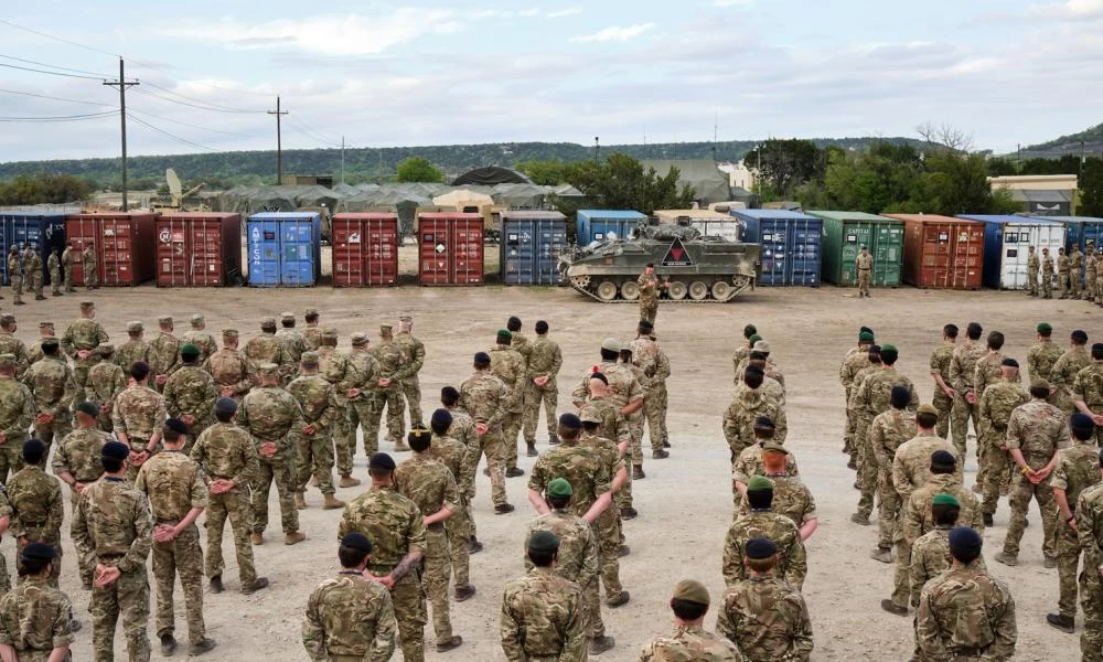 H "Σιδηρά Μεραρχία " της Μ. Βρετανίας αναπτύσσει 1.300 αξιωματικούς και στρατιώτες της στις ΗΠΑ